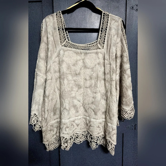 ❤️Democracy- EUC - Beige Top with Rose Prints,3/4 Flutter Sleeves, Cold Shoulder - Picture 1 of 7